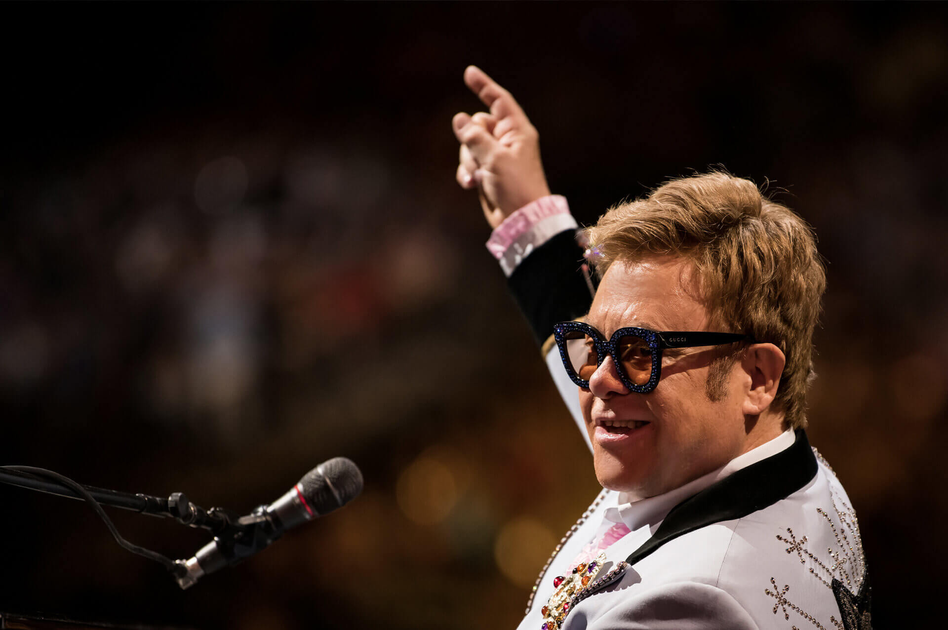 Elton John während eines Auftritts am Mikrofon 